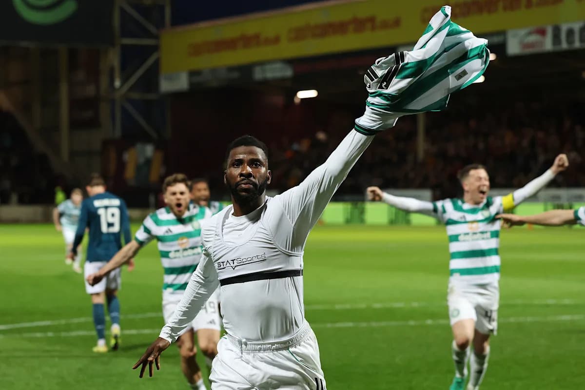 Jugador de Celtic celebrando un gol con camiseta levantada