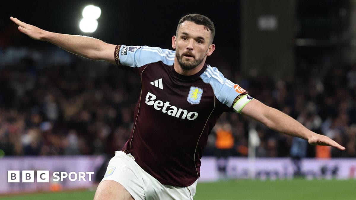 Jugador de Aston Villa celebrando un gol en partido