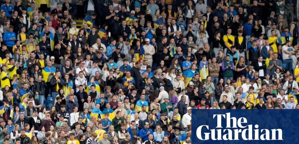 Multitud de aficionados en estadio durante partido