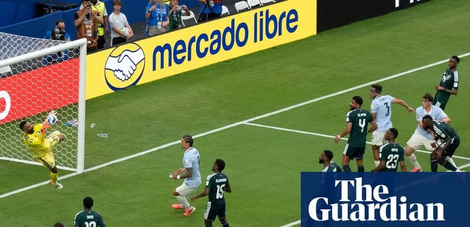 Portero atrapando el balón en un partido de fútbol