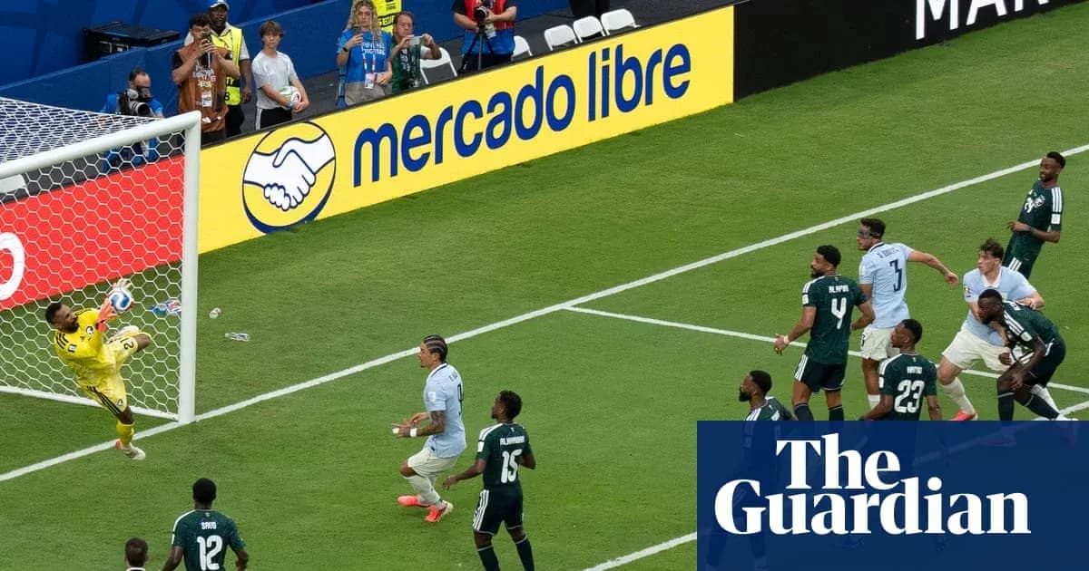 Portero atrapando el balón en un partido de fútbol