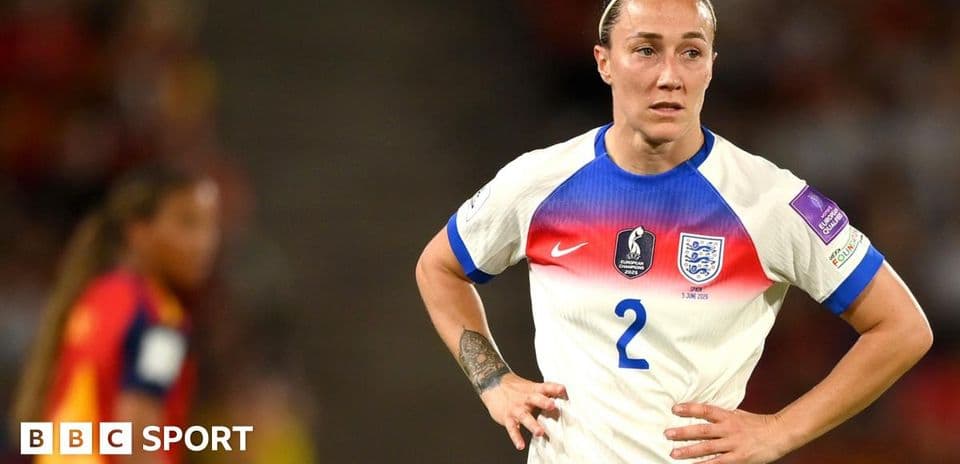 Jugadora de Inglaterra con camiseta blanca en el partido