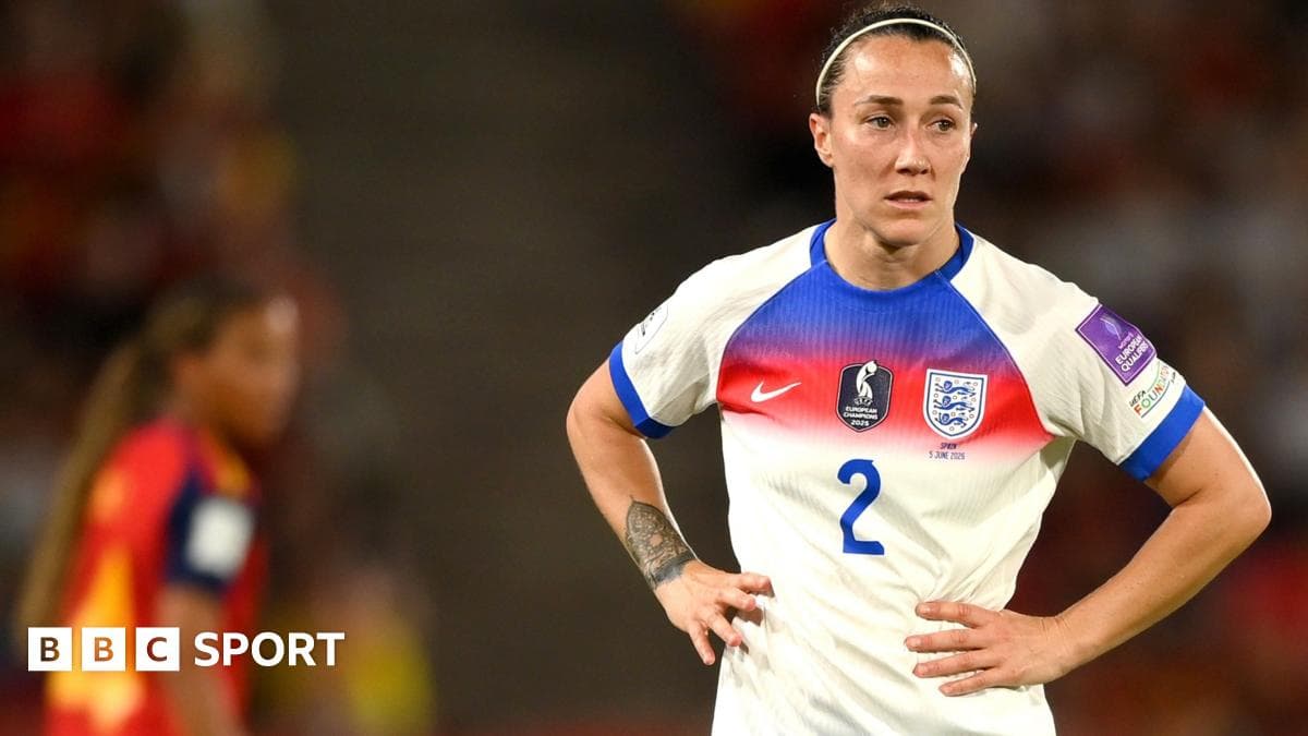 Jugadora de Inglaterra con camiseta blanca en el partido