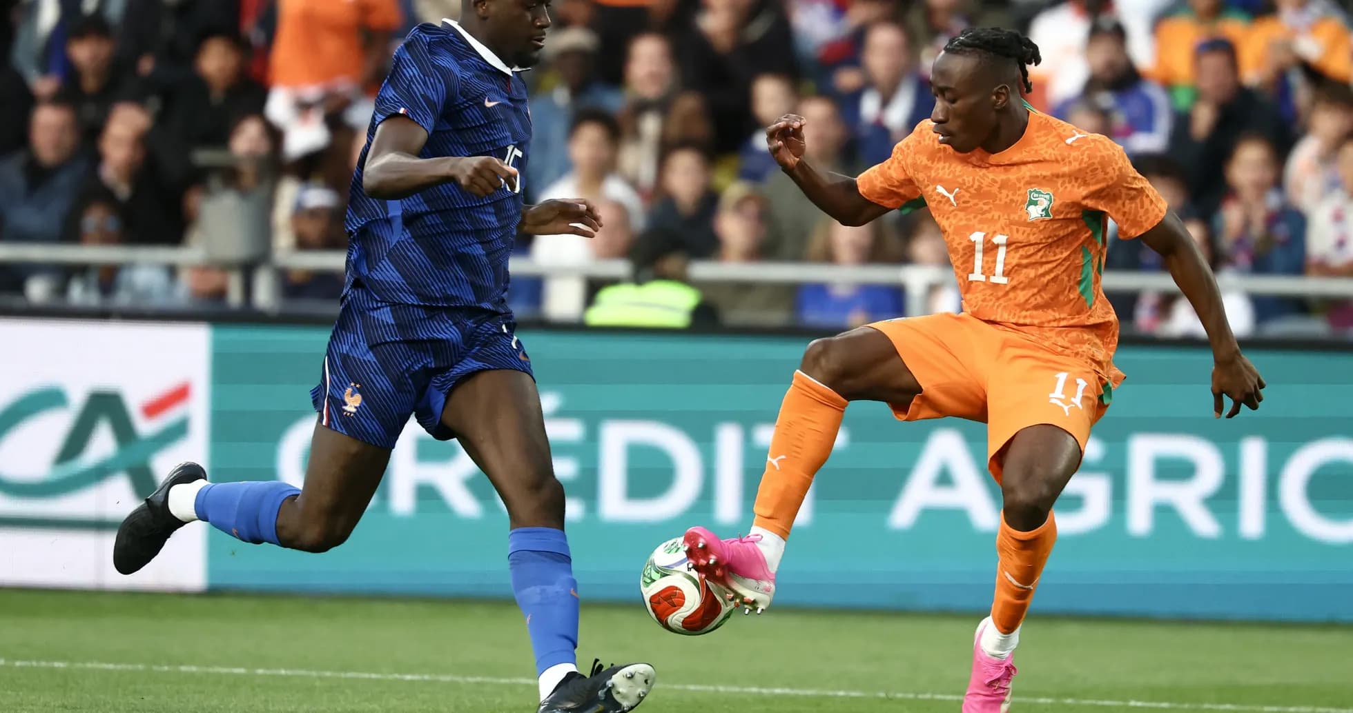 Jugadores de Francia y Costa de Marfil en acción