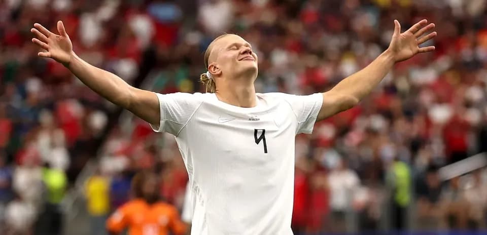 Jugador celebrando con los brazos en alto en el partido