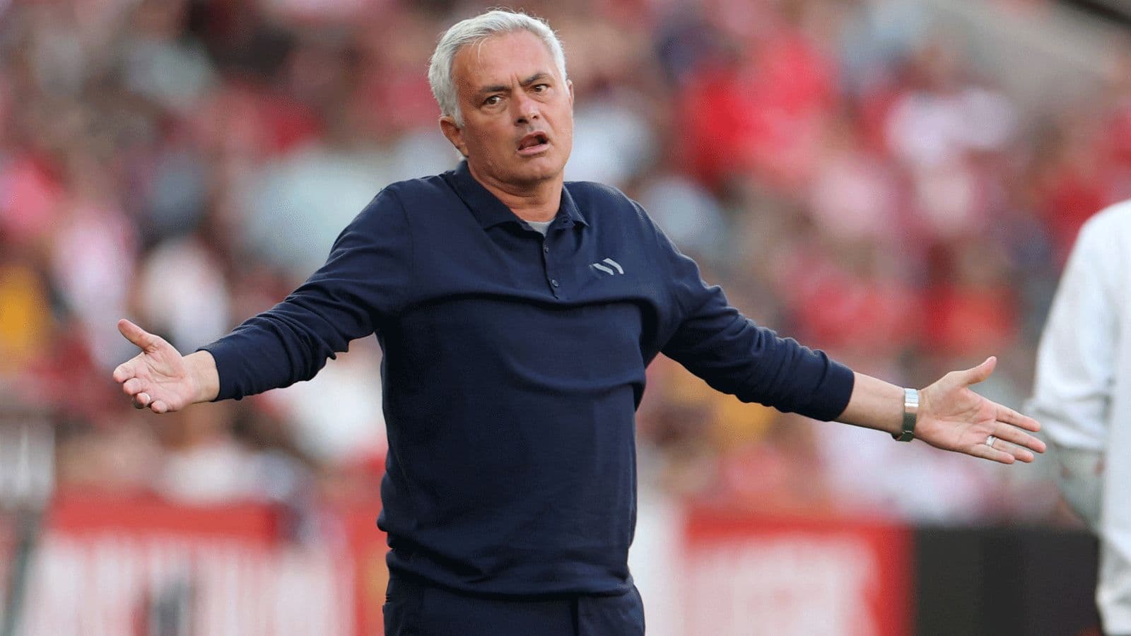 Entrenador gesticulando durante el partido