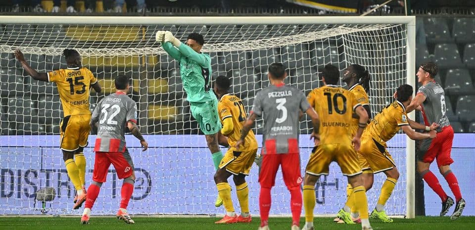Portero despejando un tiro en el partido