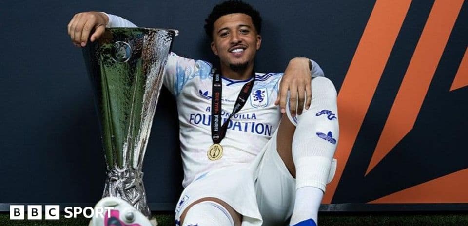 Jugador sosteniendo trofeo de la Europa League