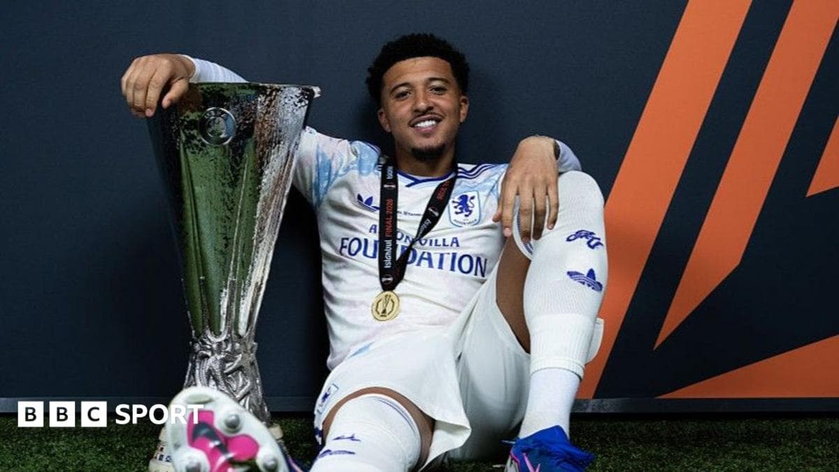 Jugador sosteniendo trofeo de la Europa League
