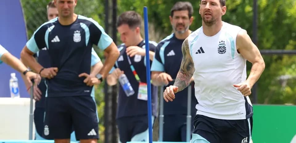 Lionel Messi corriendo durante un entrenamiento del equipo