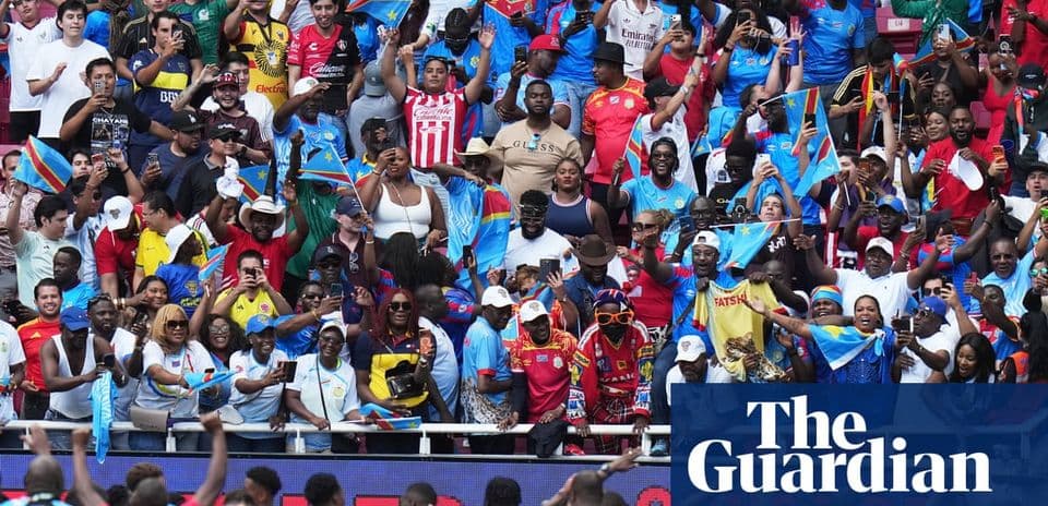 Aficionados con banderas en un estadio lleno