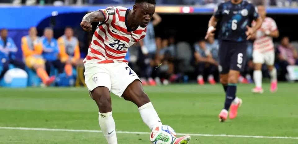 Jugador estadounidense lanzando el balón en partido