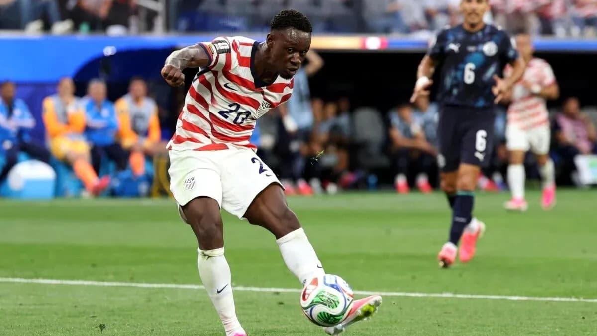 Jugador estadounidense lanzando el balón en partido