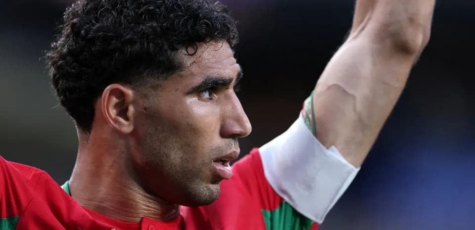 Jugador levantando la mano en un partido de fútbol