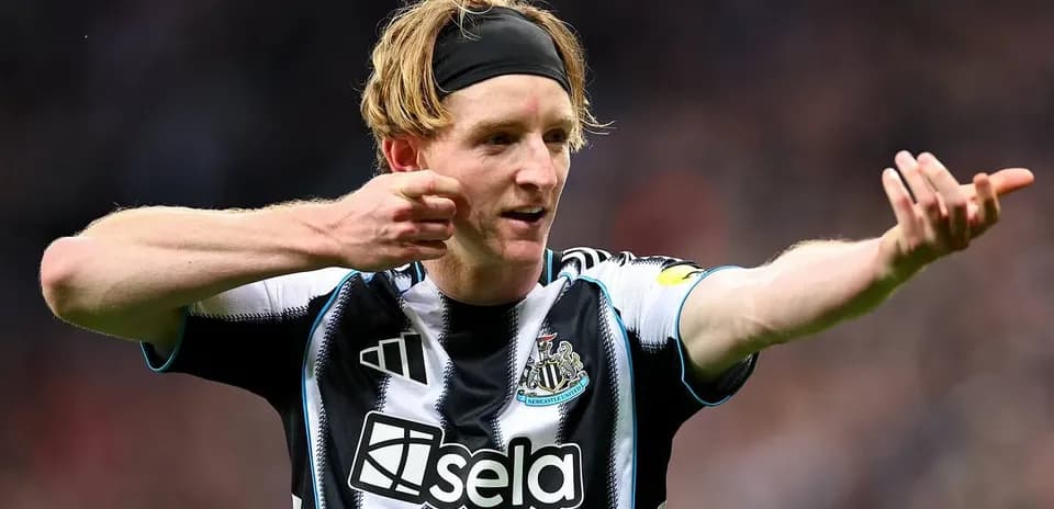 Jugador de Newcastle celebrando un gol en el campo
