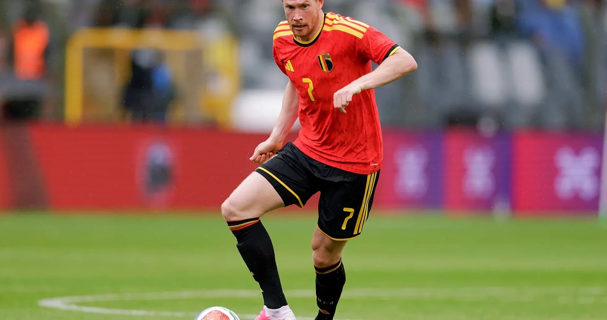 Jugador de Bélgica controlando el balón en el campo