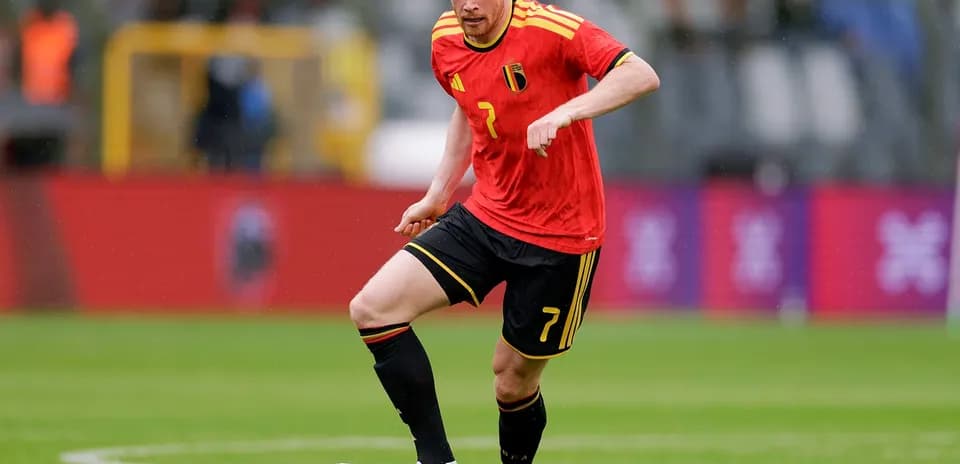 Jugador de Bélgica controlando el balón en el campo