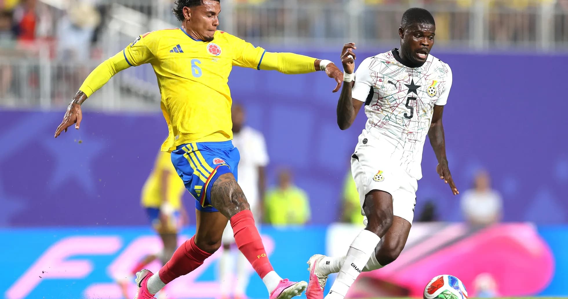 Jugador colombiano persigue a futbolista ghanés