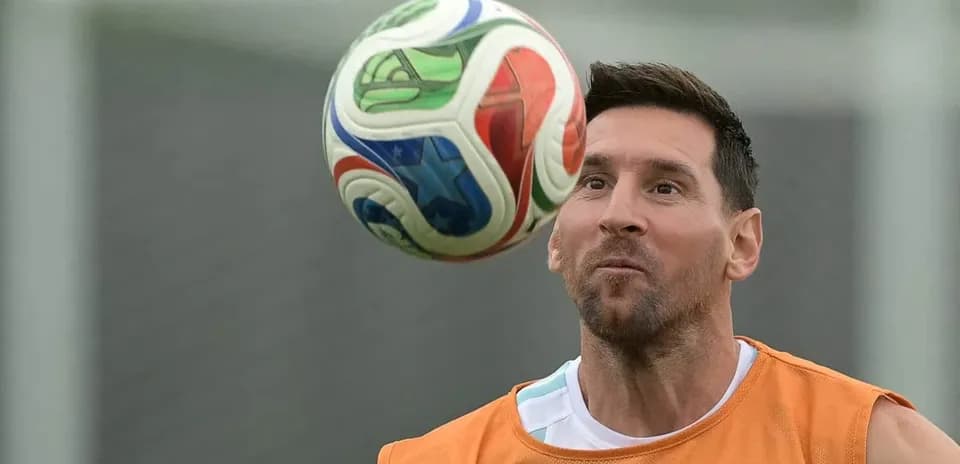 Jugador controlando un balón durante entrenamiento