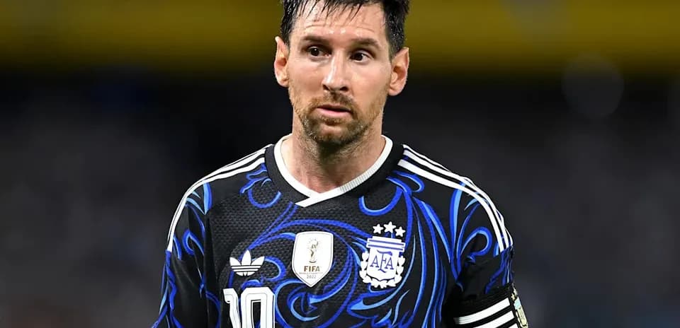 Jugador argentino con camiseta negra en el campo
