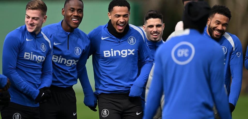 Jugadores de Chelsea FC riendo en entrenamiento