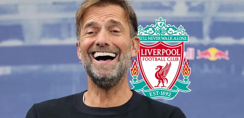 Entrenador sonriente en conferencia de prensa de Liverpool