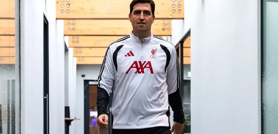 Entrenador caminando por pasillo en instalaciones de Liverpool