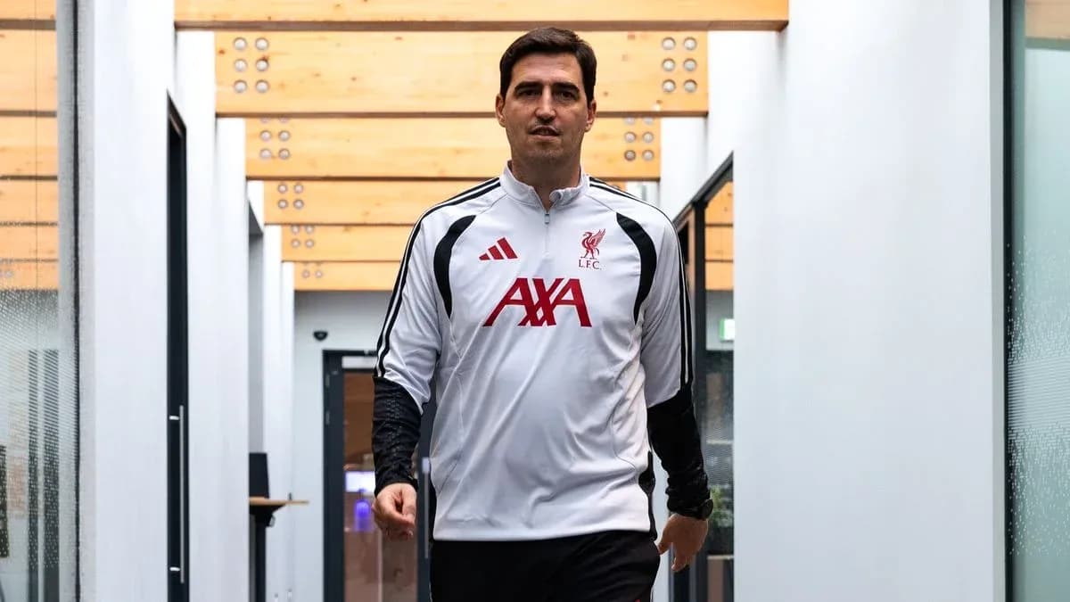 Entrenador caminando por pasillo en instalaciones de Liverpool