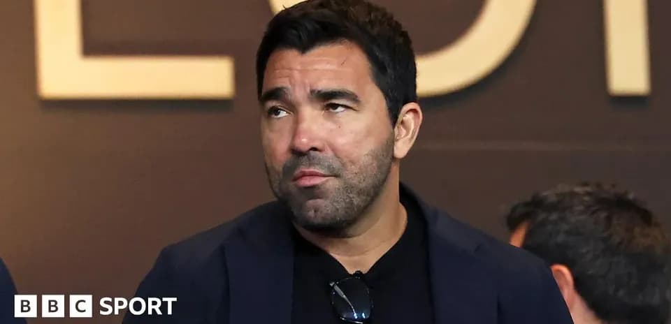 Hombre observando un evento deportivo en un recinto