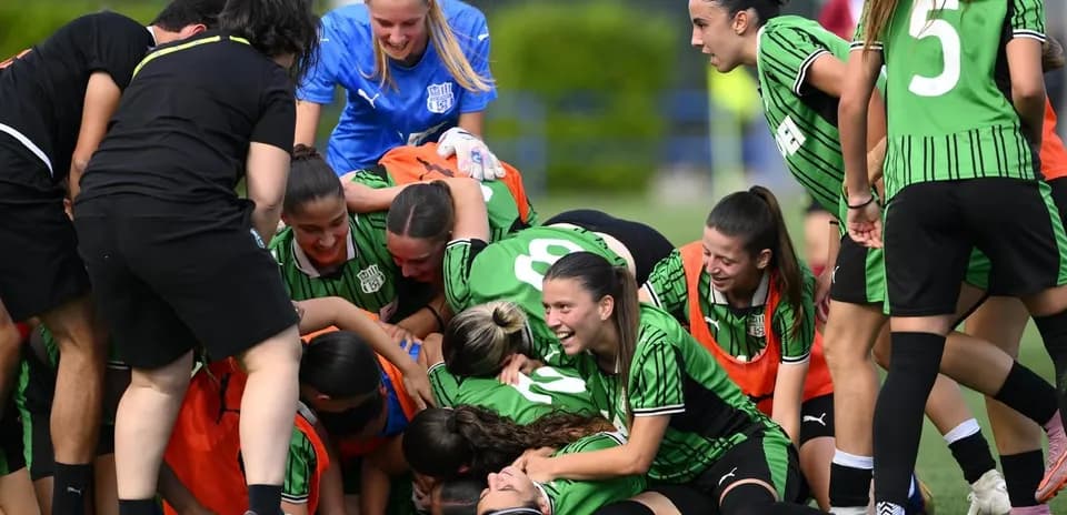 Jugadoras de Sassuolo celebrando una victoria