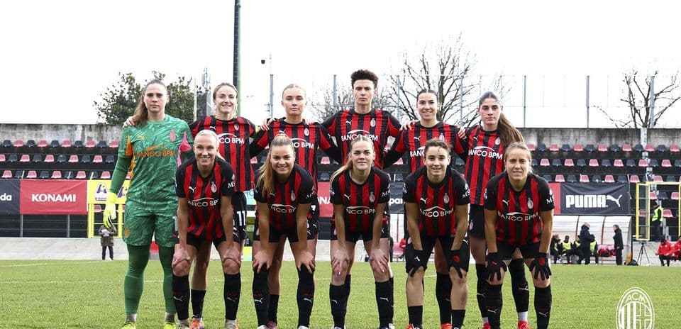 Equipo de AC Milan W posando para la foto