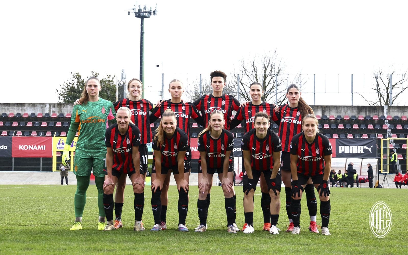 Equipo de AC Milan W posando para la foto