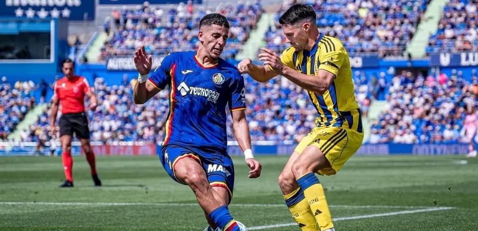 Dos jugadores compitiendo en el partido