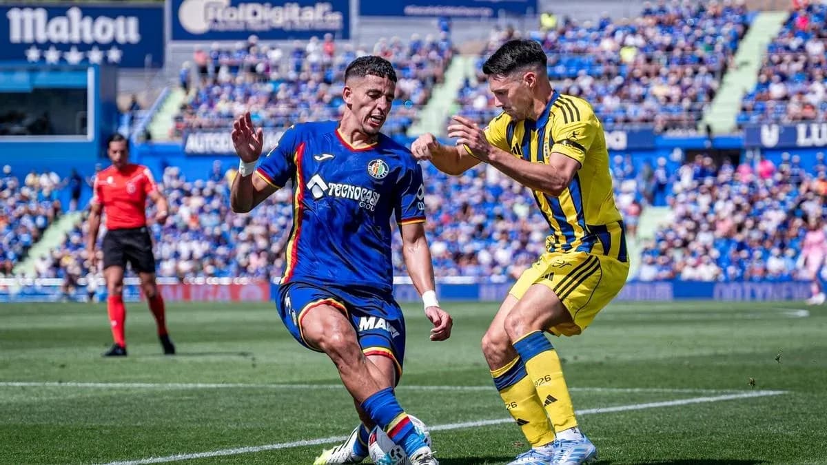 Dos jugadores compitiendo en el partido
