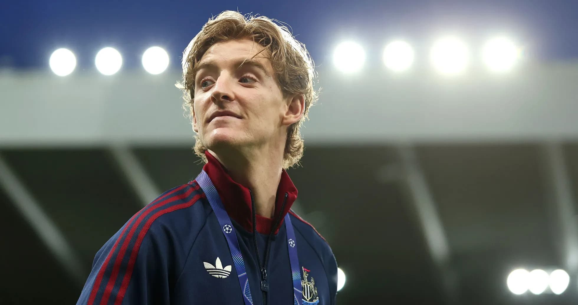 Jugador de Newcastle en el campo con chaqueta