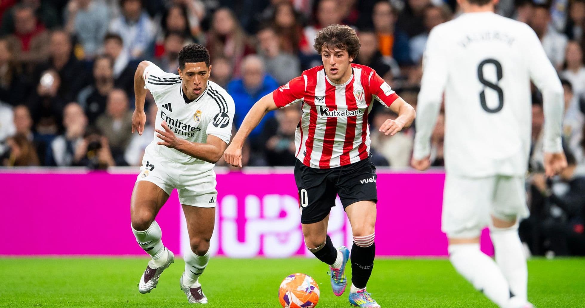 Jugador de Athletic Club avanzando con el balón
