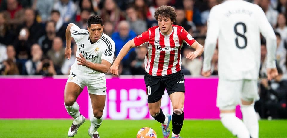 Jugador de Athletic Club avanzando con el balón