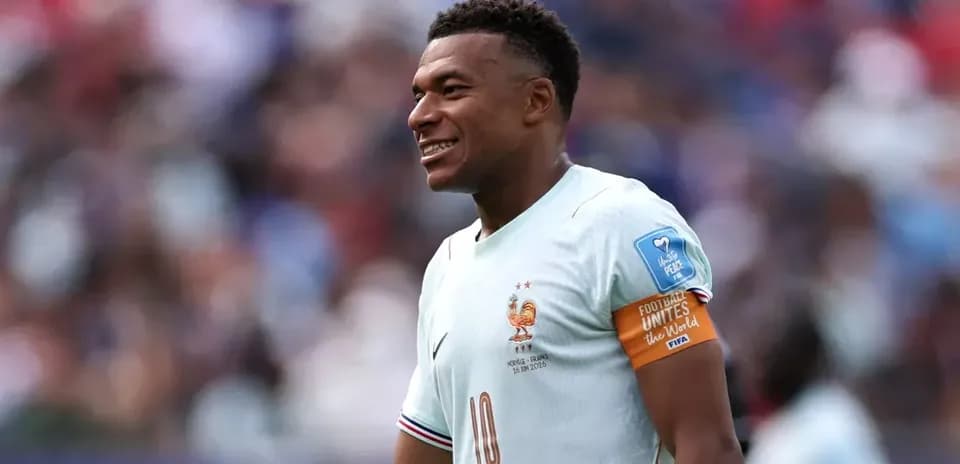 Jugador de Francia sonriendo en el campo de fútbol
