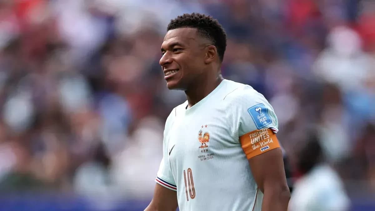 Jugador de Francia sonriendo en el campo de fútbol