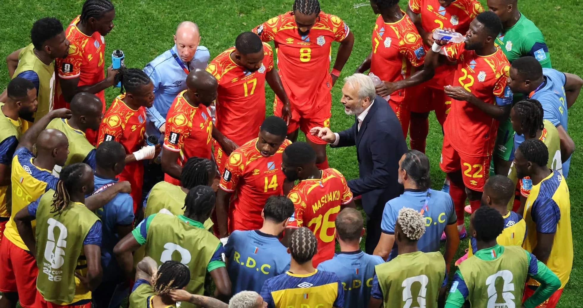 Jugadores de R.D. Congo en reunión táctica