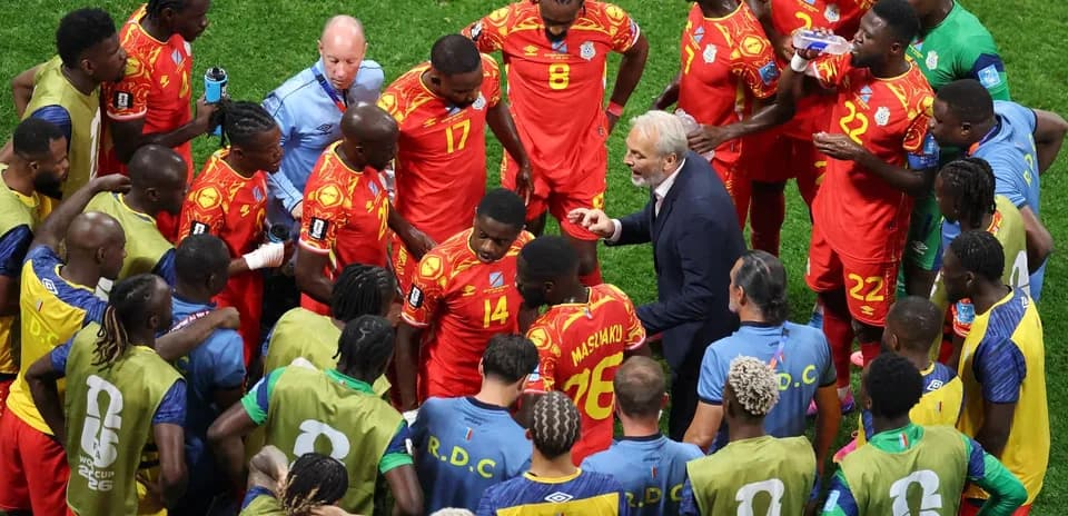 Jugadores de R.D. Congo en reunión táctica
