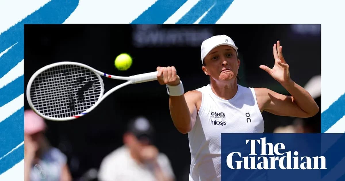 Jugadora de tenis golpeando una pelota en el aire