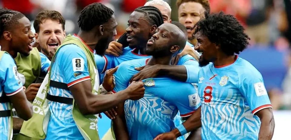 Jugadores celebrando un gol en el campo