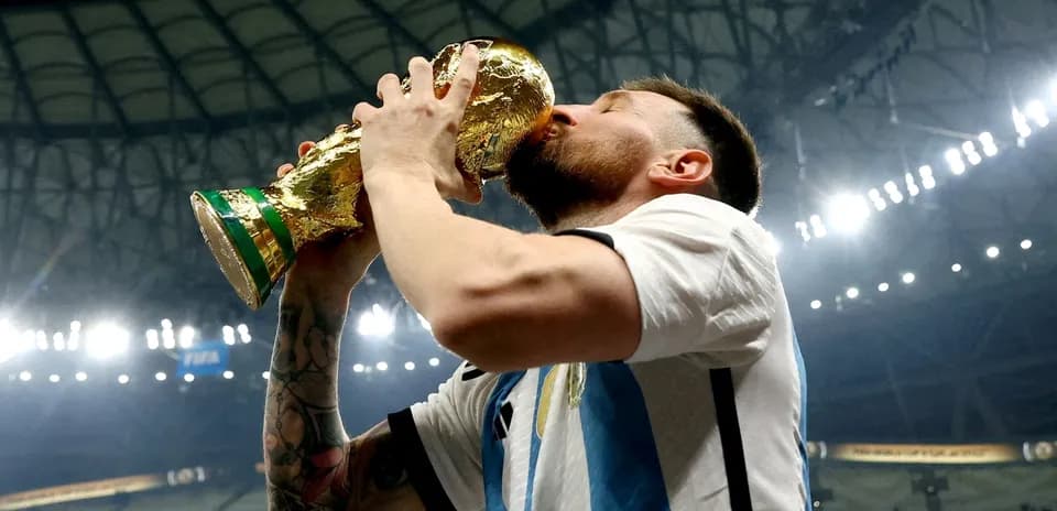 Jugador levantando y besando la copa del mundo
