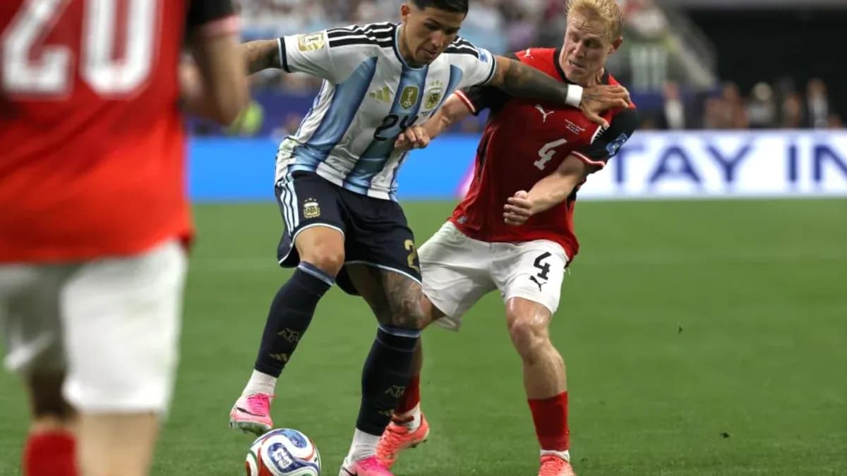 Jugador argentino luchando por el balón contra rival