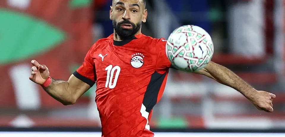 Mohamed Salah jugando con el balón