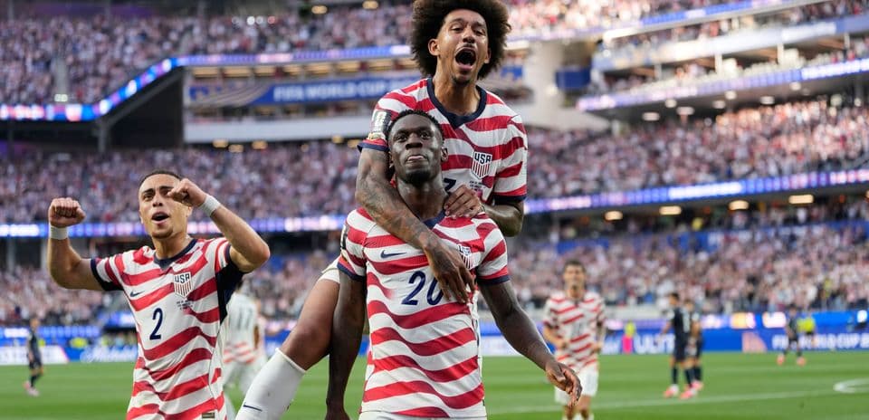 Celebración de jugadores de Estados Unidos en el partido