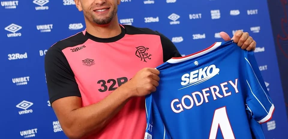 Jugador presentando camiseta del Rangers FC con nombre Godfrey
