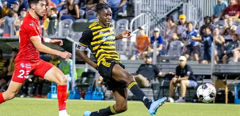 Jugador de Pittsburgh Riverhounds disparando el balón