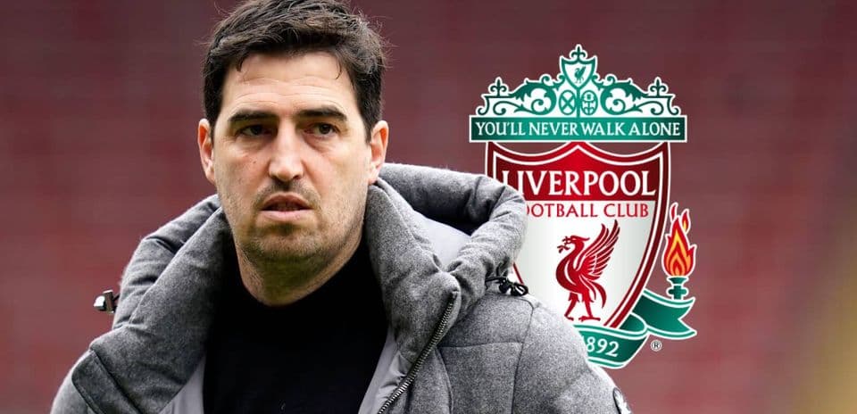 Entrenador de Liverpool frente a escudo del club